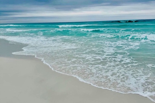 Nær stranden og solsenger