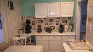 Cafetière/bouilloire, réfrigérateur, micro-ondes, plaque de cuisson