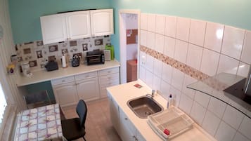 Kühlschrank, Mikrowelle, Herdplatte, Geschirrspüler