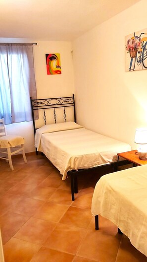 2 dormitorios, tabla de planchar con plancha, cuna de viaje