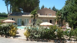 A two-story house with a swimming pool, surrounded by trees and shrubs. - Gite Catalin à St Rémy de Provence (Saint-Rémy-de-Provence)