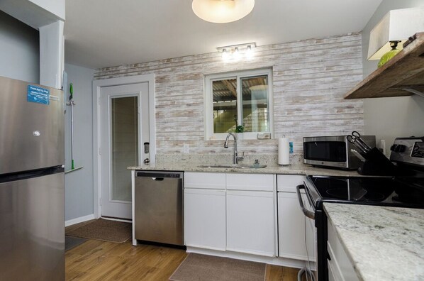 Refrigerador, microondas, horno y parrilla de estufa 