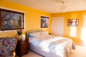 4 chambres, bureau, fer et planche à repasser, lit parapluie