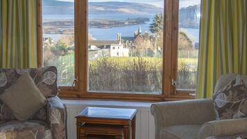 Televisión, reproductor de DVD, libros y biblioteca musical