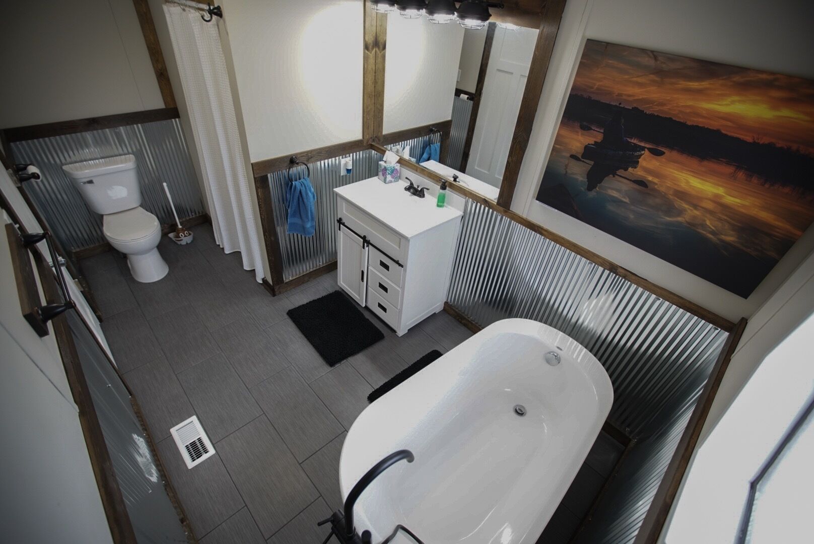 Ensemble douche/baignoire, sèche-cheveux, serviettes fournies
