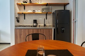 Réfrigérateur, micro-ondes, plaque de cuisson, cafetière/bouilloire