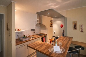 Suite Confort | Cocina privada | Refrigerador, cafetera y tetera y periquera 