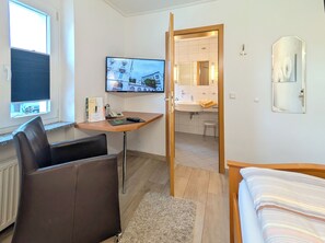 Standard Single Room | Blackout drapes, soundproofing, free WiFi, bed sheets - Hotel Maurer (Saarwellingen)