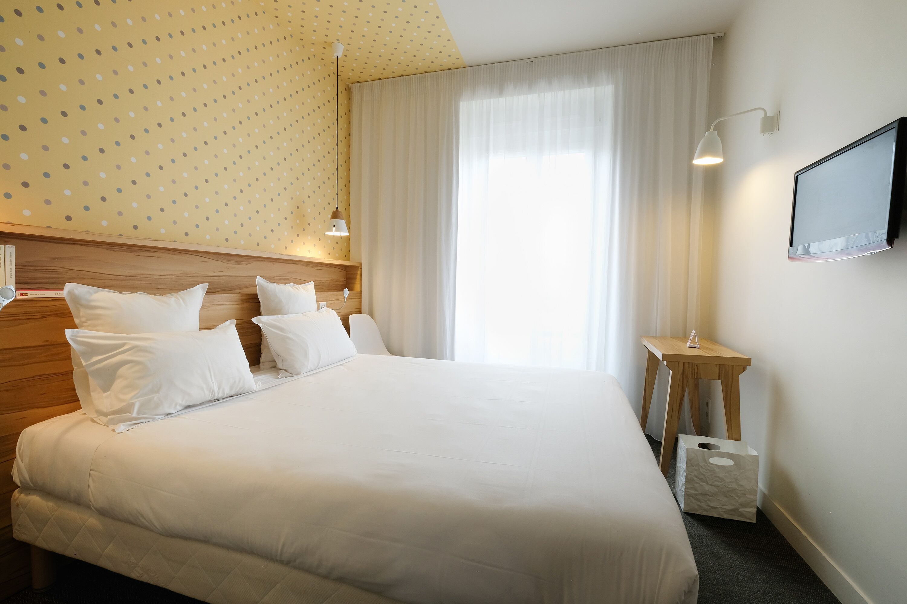 Comfort tweepersoonskamer | Luxe beddengoed, geluiddichte muren, een strijkplank/strijkijzer