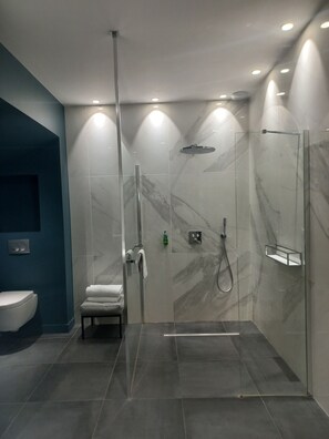 Departamento Confort | Baño | Regadera, regadera tipo lluvia, secadora de cabello, toallas 
