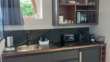 Refrigerador, microondas, placa de cocina, cafetera expreso