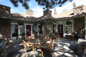 Outdoor dining - Beautiful Setting, Romantic Historic Arts & Crafts Home, Great Longs Peak Views (Estes Park)