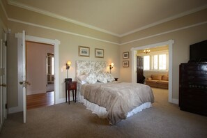 4 bedrooms, desk, iron/ironing board, WiFi
