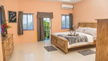 5 chambres, coffres-forts dans les chambres, bureau