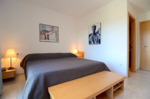 3 chambres, fer et planche à repasser, Wi-Fi, draps fournis
