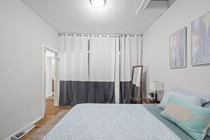 1 bedroom, iron/ironing board, WiFi, bed sheets - Comfort 1 BR Home 5min to DT Moline + Fully Fenced (Moline)