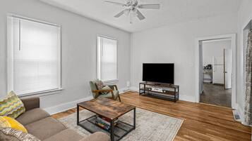 Una televisión, libros