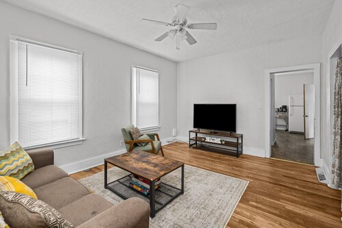 Comfort 1 BR Home 5min to DT Moline + Fully Fenced