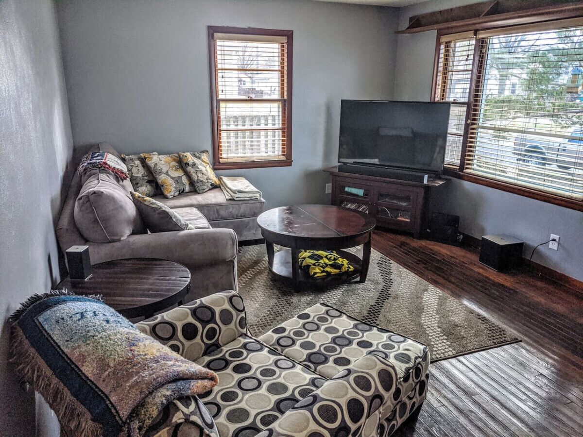 Cozy 2BR Home in Quiet Neighborhood with PS4