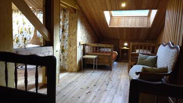 4 bedrooms, desk, iron/ironing board, free WiFi