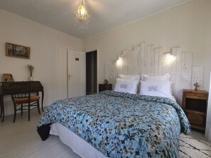 4 bedrooms, desk, iron/ironing board, free WiFi - The house under the stars (Sembadel)