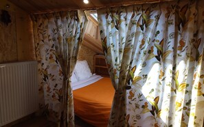 5 bedrooms, desk, iron/ironing board, free WiFi