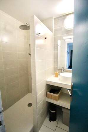 Douche, sèche-cheveux, serviettes fournies, savon