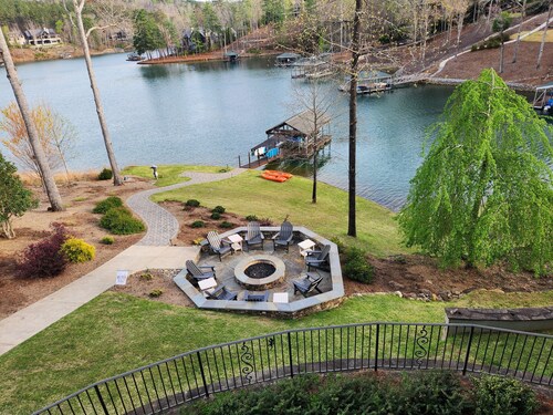 Pet-Friendly Keowee lakefront luxury home w/dock, 5BR, kayaks, stone fire pit 