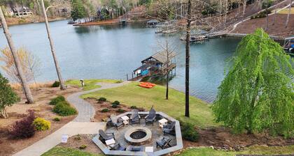 Pet-Friendly Keowee lakefront luxury home w/dock, 5BR, kayaks, stone fire pit