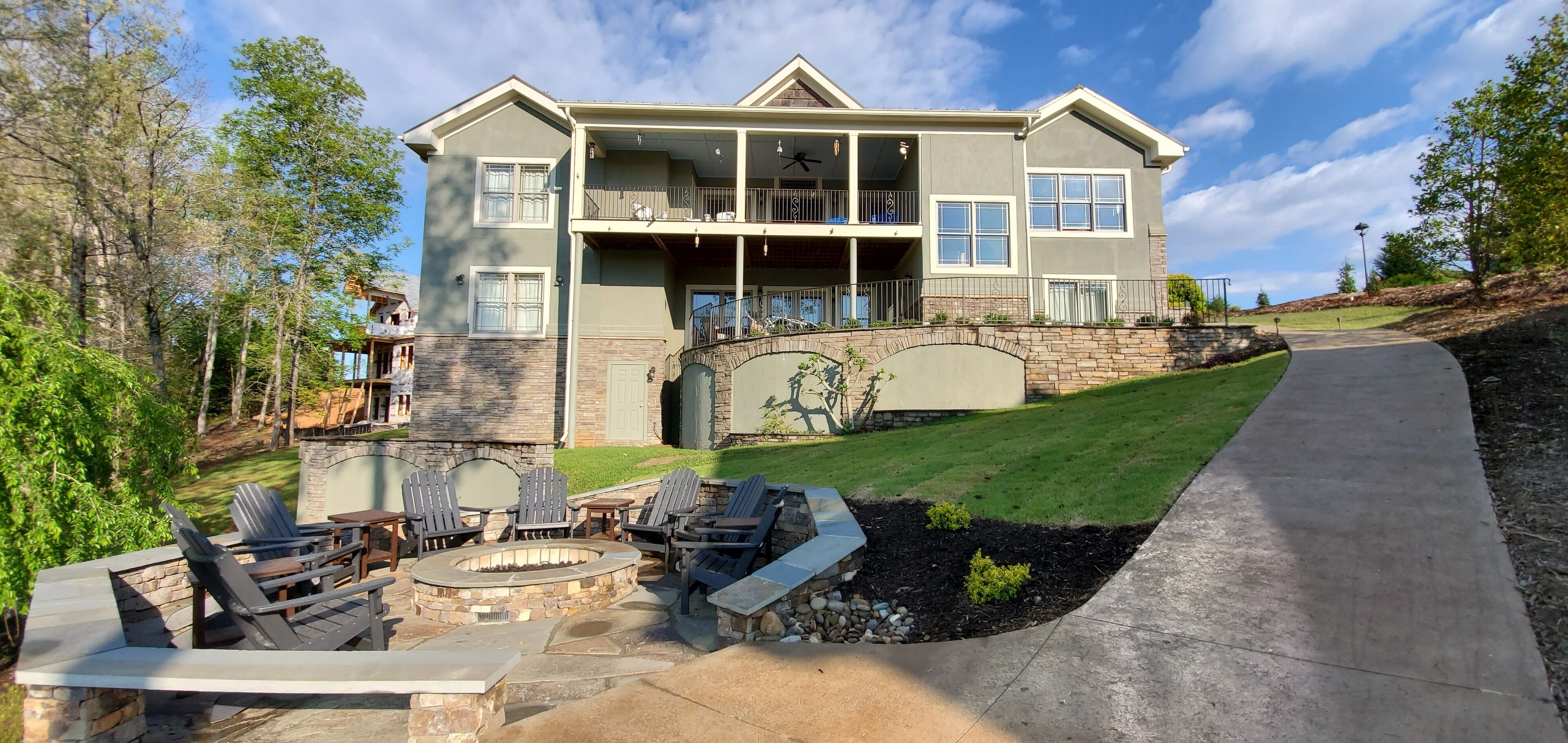 Pet-Friendly Keowee lakefront luxury home w/dock, 5BR, kayaks, stone fire pit 