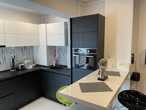 Geladeira, micro-ondas, fogão, cooktop