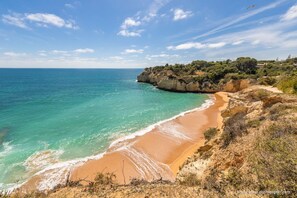 Beach nearby, sun-loungers - Beautiful terraced house " Casa Branca " with pool and sea view (Porches)