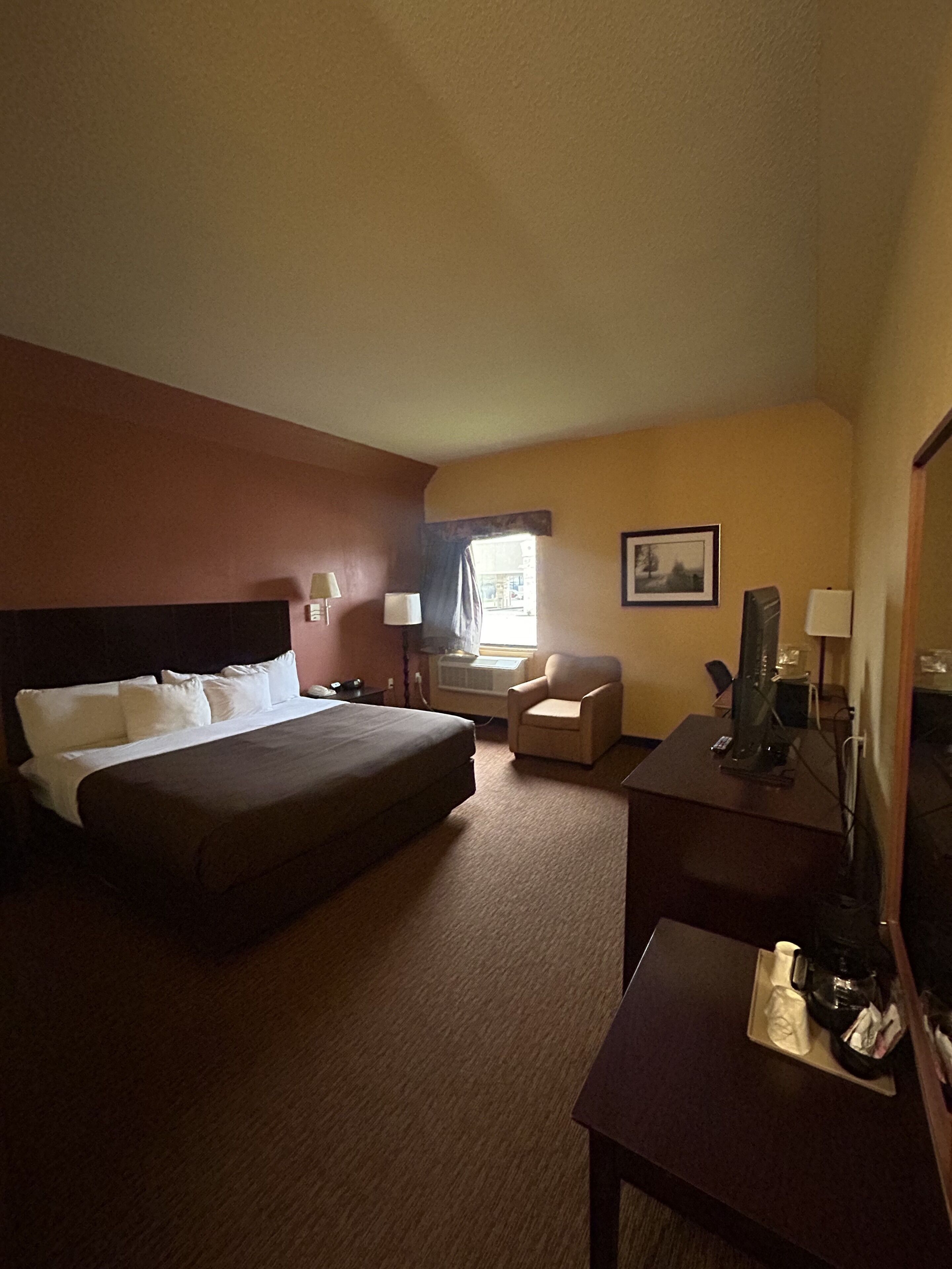 Eenvoudige eenpersoonskamer | Luxe beddengoed, Select Comfort-bedden, een bureau, een laptopwerkplek