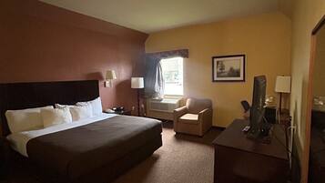 Eenvoudige eenpersoonskamer | Luxe beddengoed, Select Comfort-bedden, een bureau, een laptopwerkplek