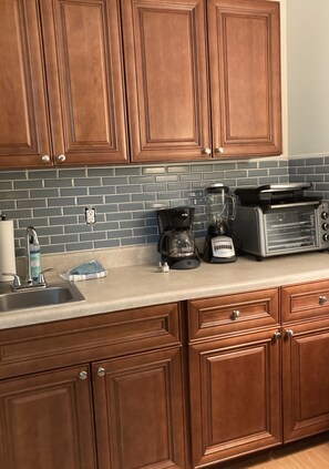 Fridge, microwave, oven, stovetop - Beautiful, updated, private, contemporary “beachy” Guest suite (The Villages)