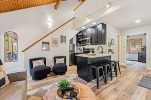 Smart-tv, eldstad, dvd-spelare och ett filmbibliotek