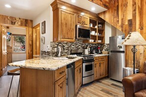 Fridge, microwave, oven, stovetop - Fall River Suite • Fireplace • Close to RMNP (Estes Park)