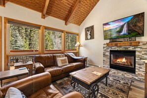 Smart TV, fireplace, DVD player, video library - Fall River Suite • Fireplace • Close to RMNP (Estes Park)