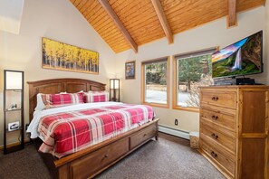 2 bedrooms, iron/ironing board, free WiFi, bed sheets - Riverfront Hideaway • Fireplace • Close to RMNP (Estes Park)