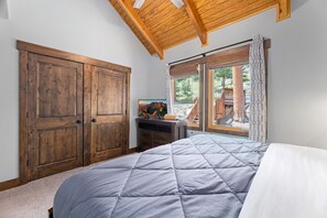 2 bedrooms, iron/ironing board, free WiFi, bed sheets - Riverfront Comfort • Fireplace • Close to RMNP (Estes Park)