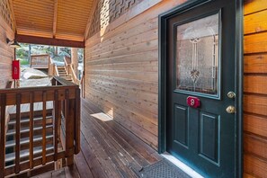 Interior - Riverfront Haven • River Views • Near RMNP (Estes Park)