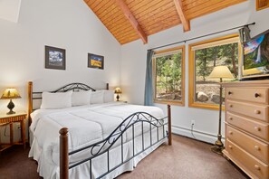 2 bedrooms, iron/ironing board, free WiFi, bed sheets - Cozy Riverfront Suite • Fireplace • Close to RMNP (Estes Park)