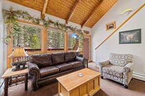 Smart TV, fireplace, DVD player, video library - Cozy Riverfront Suite • Fireplace • Close to RMNP (Estes Park)