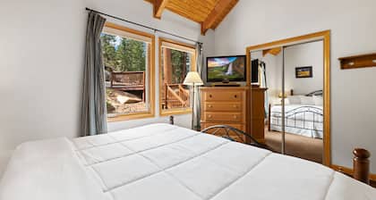 Cozy Riverfront Suite • Fireplace • Close to RMNP
