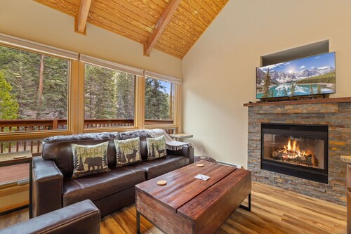 Quiet Fall River Suite • Fireplace • Close to RMNP