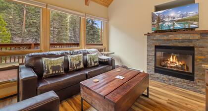Quiet Fall River Suite • Fireplace • Close to RMNP