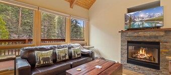 Quiet Fall River Suite • Fireplace • Close to RMNP