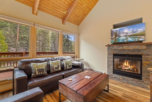 Quiet Fall River Suite • Fireplace • Close to RMNP