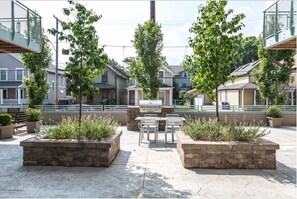 Outdoor dining - Luxury 2BD/2BTH Apartment in Hingetown Ohio City (Cleveland)