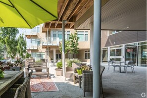 Outdoor dining - Luxury 2BD/2BTH Apartment in Hingetown Ohio City (Cleveland)